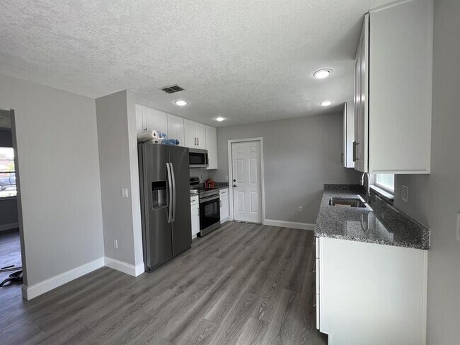 Building Photo - 1313 Summer Breeze Rd