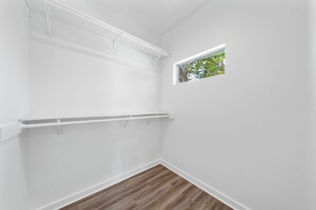 Building Photo - 707 E 47th St