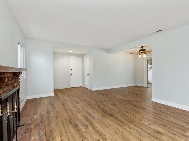 Building Photo - Oceanside Beach-Close 3BD/2BA Home with Easy Freeway Access