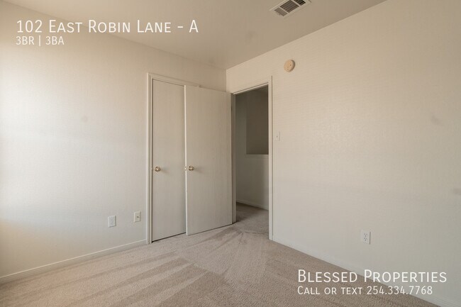 Building Photo - 102 E Robin Ln