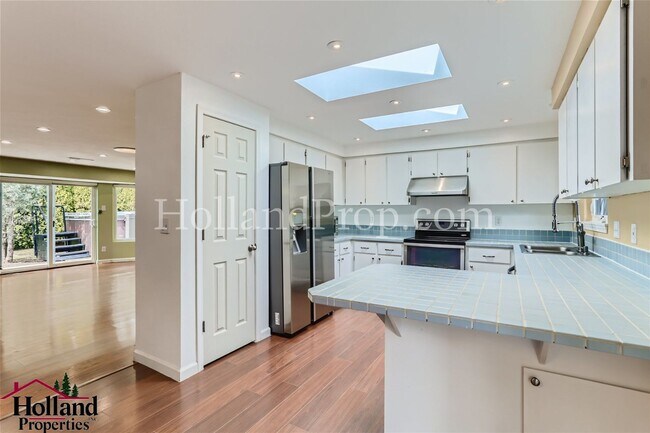 Building Photo - Gorgeous 3 Bedroom Home with SwimSpa Avail...