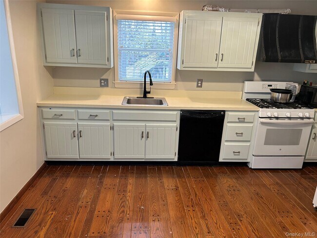 Building Photo - 465 Tarpon Dr