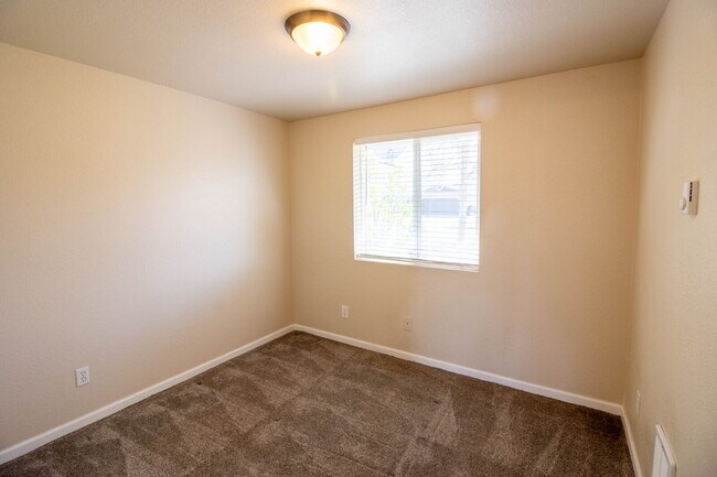 Building Photo - MOVE IN SPECIAL IF YOU SIGN LEASE BY 4/15/2026!!!!!!! Newly Updated 3/2 Home in SW Redmond