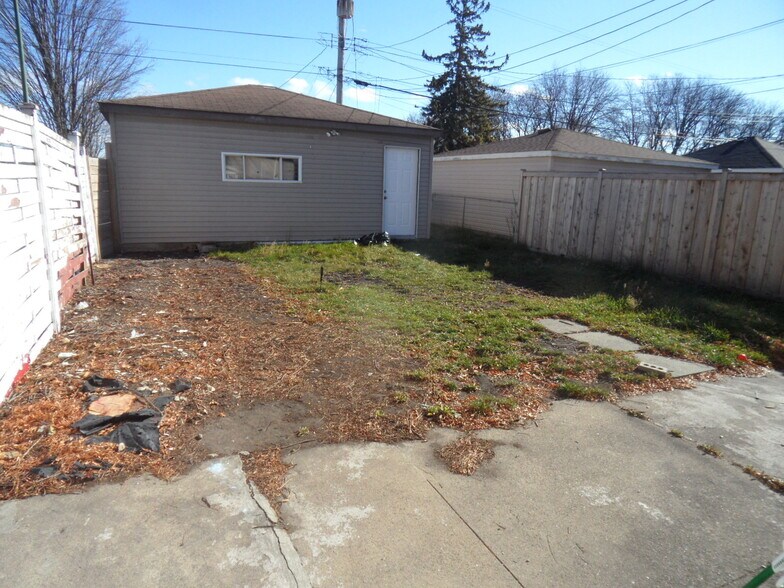 Building Photo - 3759 N Plainfield Ave