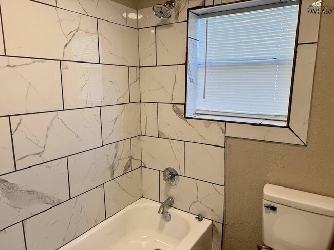 Building Photo - 704 Reagan St