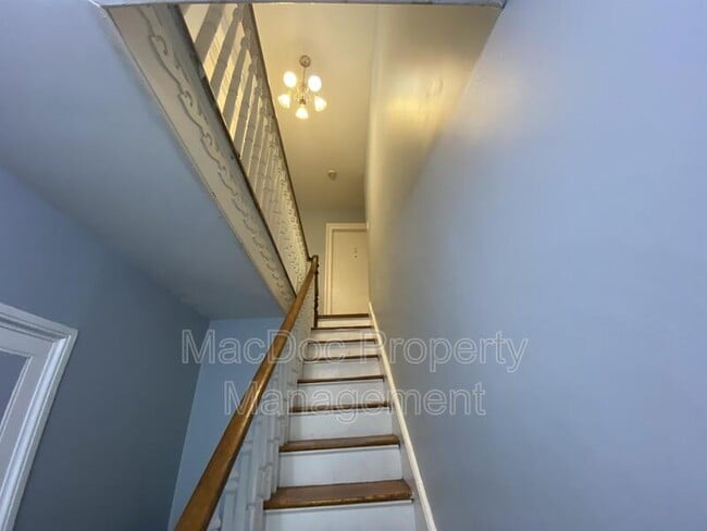 Building Photo - 604 Caroline St