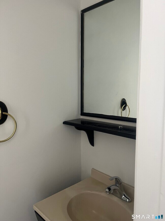 Building Photo - 31 Stuart Ave