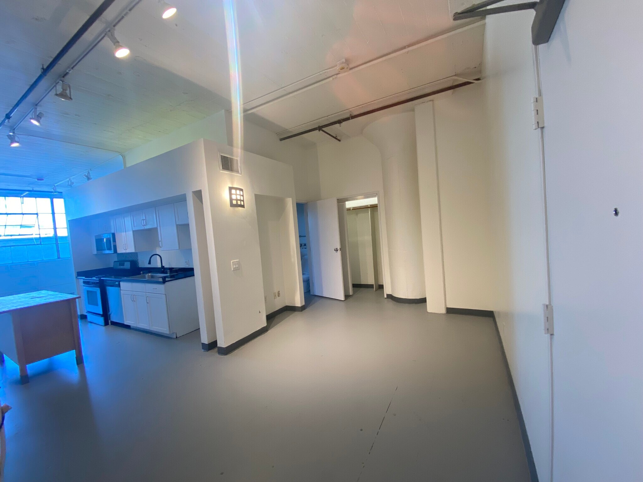 Building Photo - 420 S San Pedro St