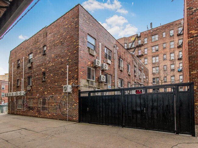 Building Photo - 661 Sagamore St