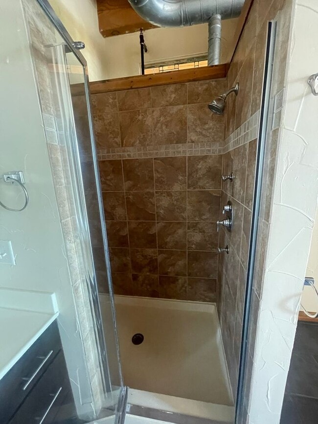 Building Photo - Large One Bedroom One bath Loft Apartment available Now!