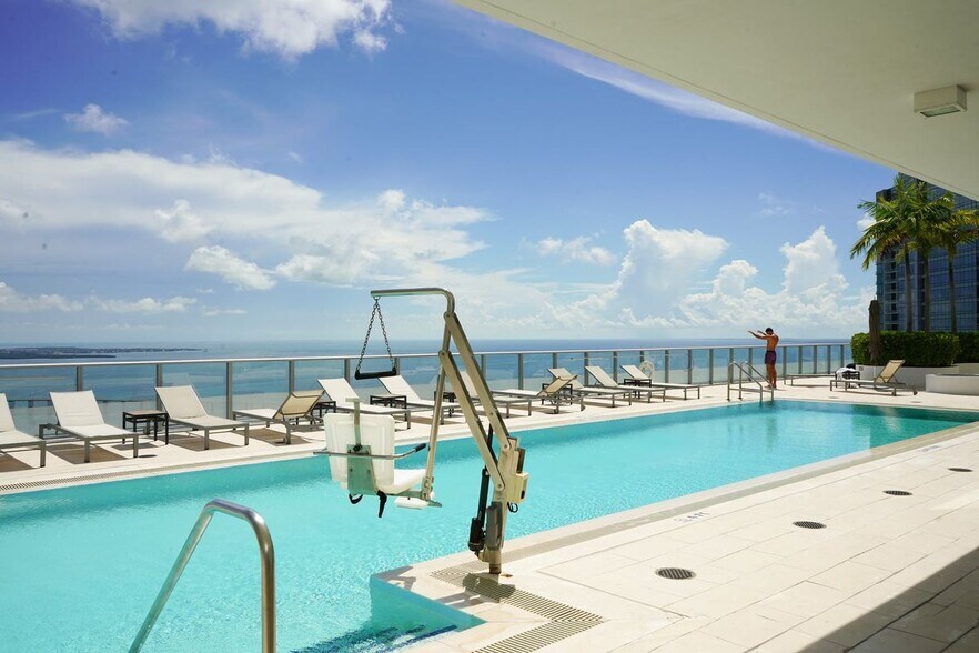 Building Photo - 1300 Brickell Bay Dr