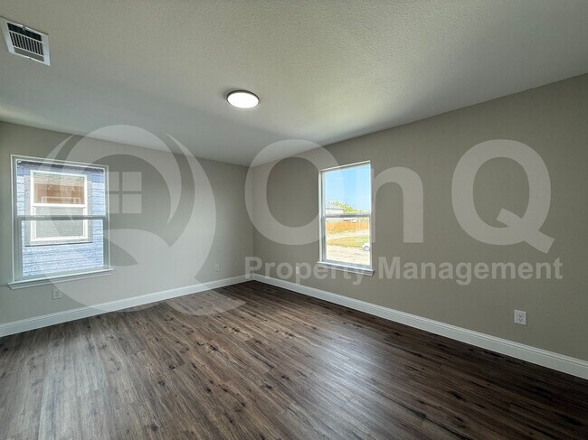 Building Photo - 8003 W Elizabeth Ln