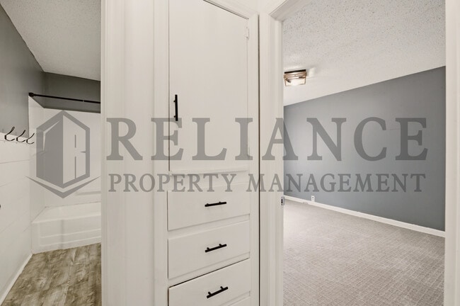 Building Photo - 1458 N Old Manor Rd