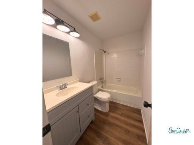 Building Photo - Beautifully updated 3 bedroom, pool home z...