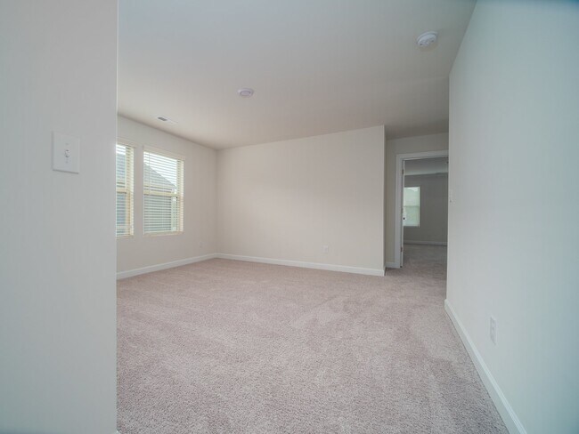 Building Photo - "Charming 3-Bedroom Retreat with 2.5 Baths in the Heart of Belmont!"