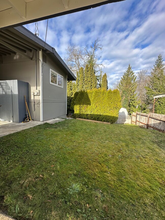 Building Photo - Lake Stevens Luxury Duplex