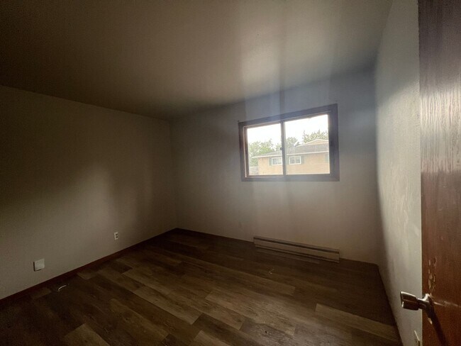 Building Photo - 909 Genrich St
