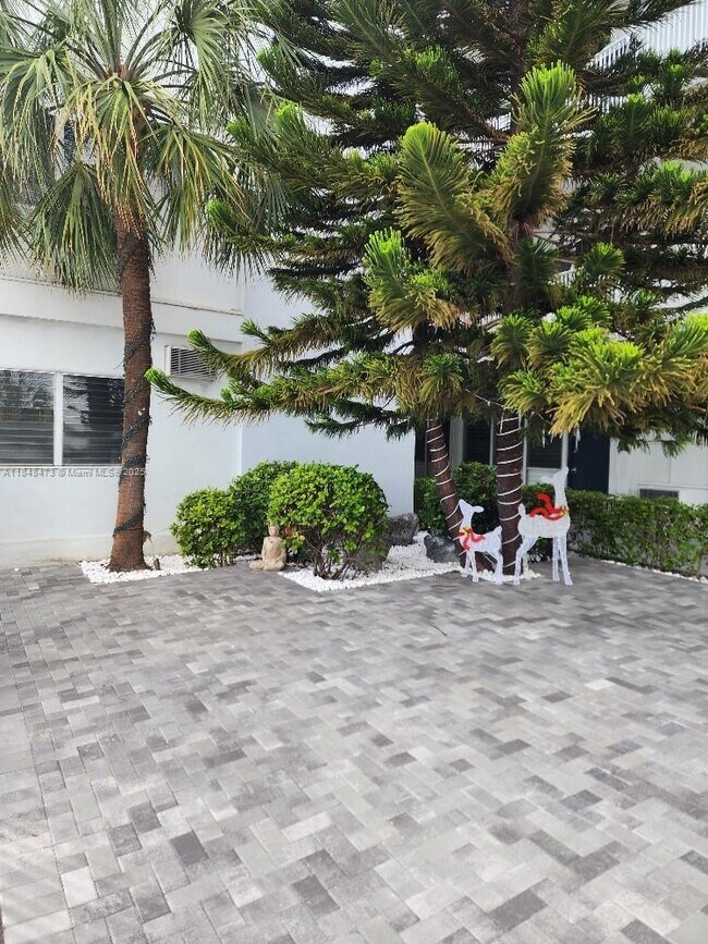 Building Photo - 2101 Normandy Dr