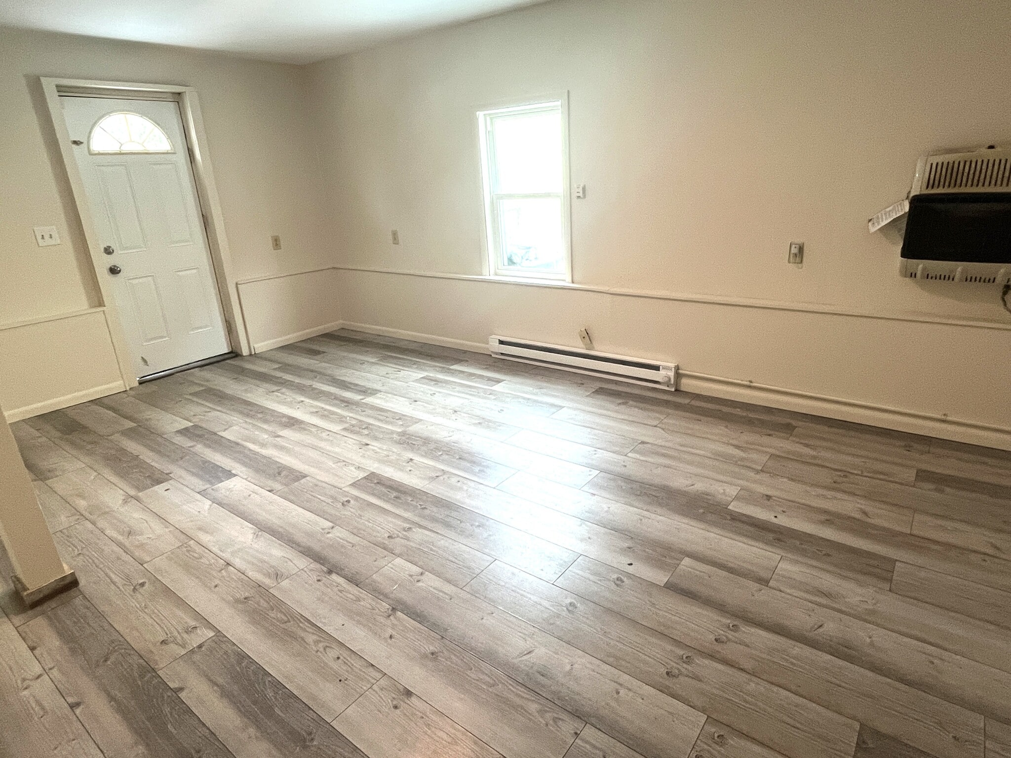 Building Photo - 551 E 12th St