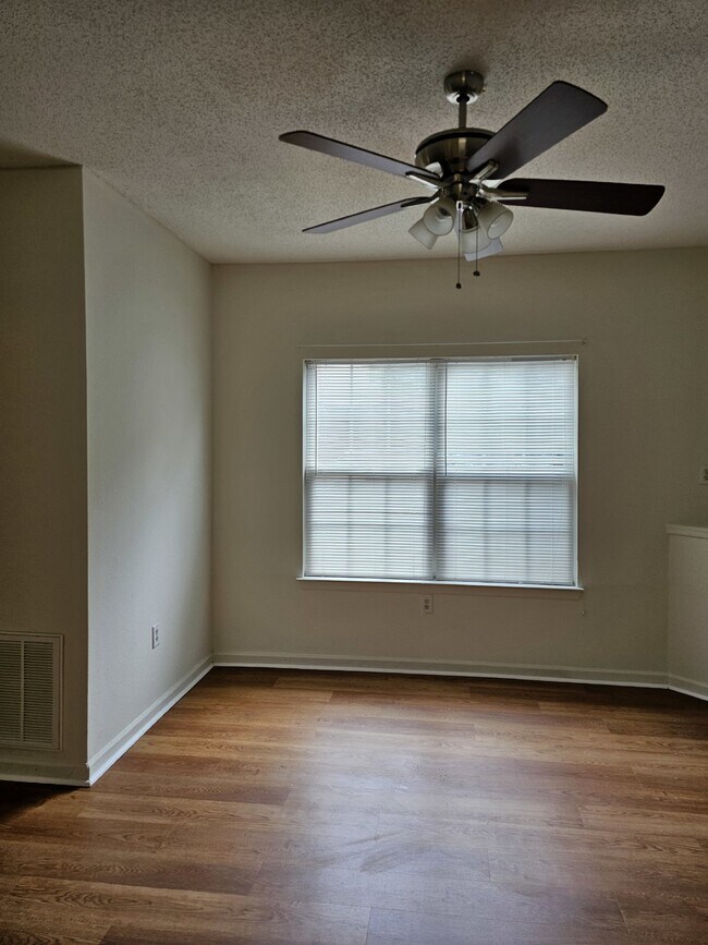 Building Photo - The Links Apartment Available