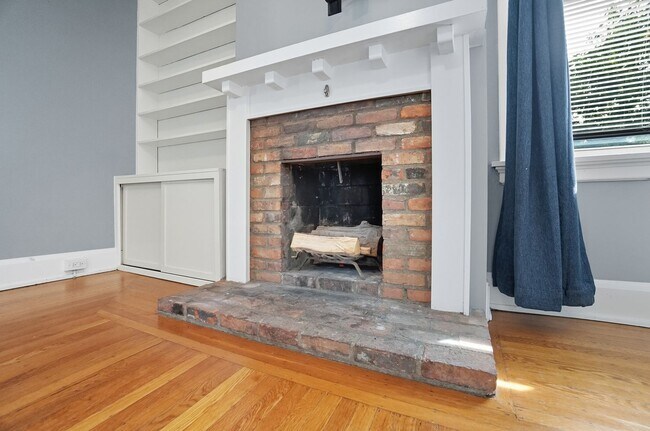 Building Photo - 6 Bed/3 Bath Remodeled Hyde Park Home w/Ce...