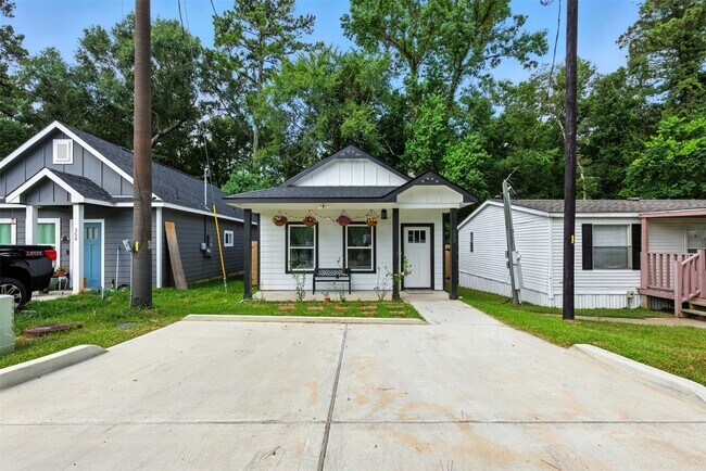 Building Photo - 352 Westchase St