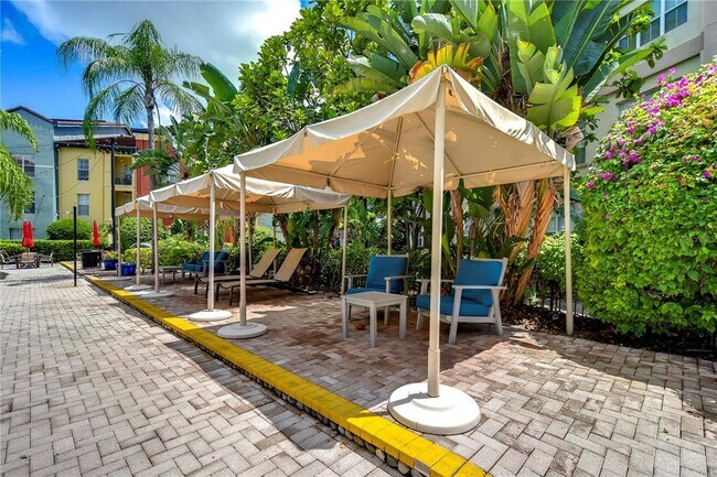 Building Photo - 2410 W Azeele St