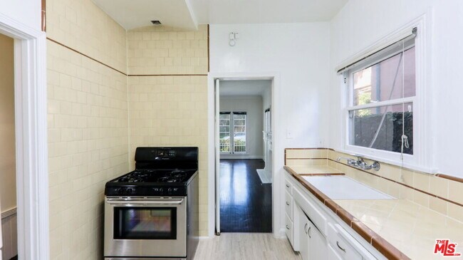 Building Photo - 132 N La Peer Dr