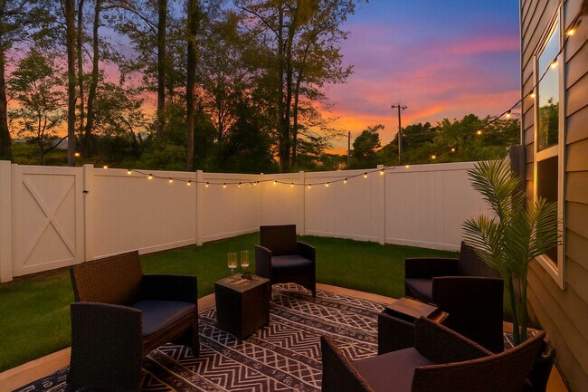 Building Photo - 8021 Brightside Dr