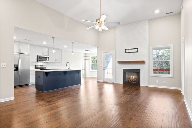 Building Photo - Pet Friendly Three Bedroom!
