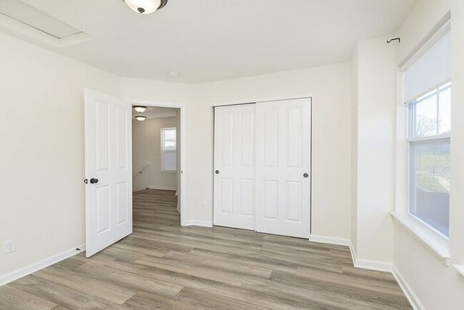 Building Photo - Beautiful 3 Bed 2.5 Bath in Central Greens...