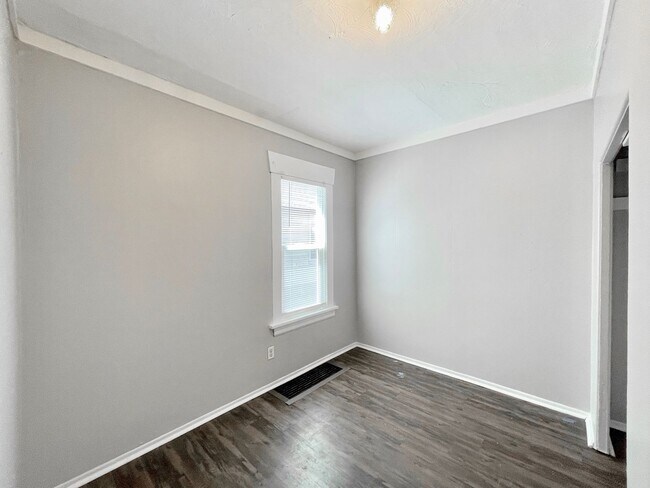 Building Photo - 901 Emerson Ave