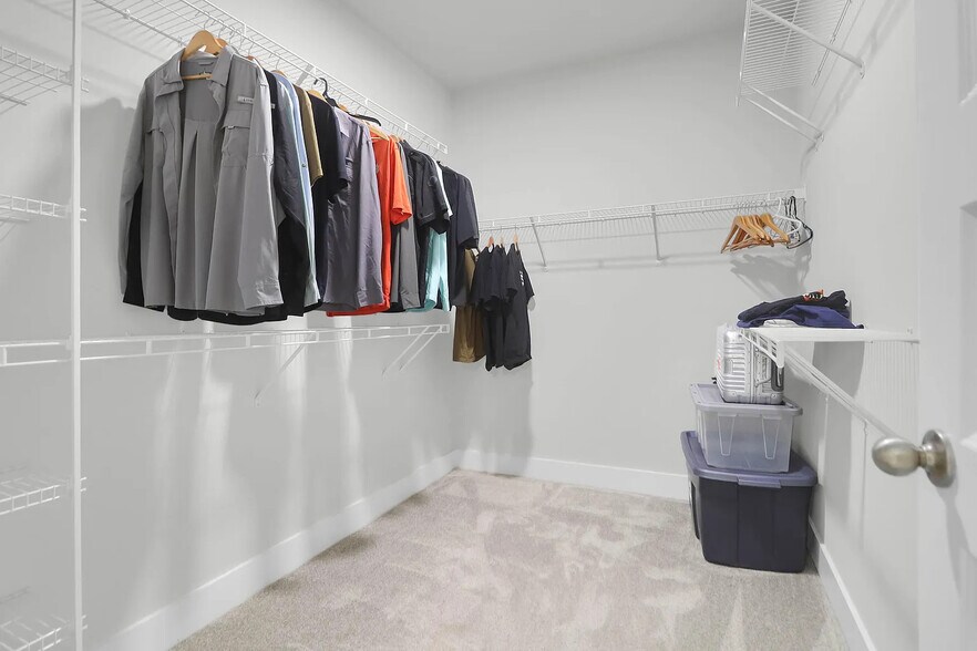 Large Walk in Closet - Master Bedroom Main Floor - 2755 Tyler St