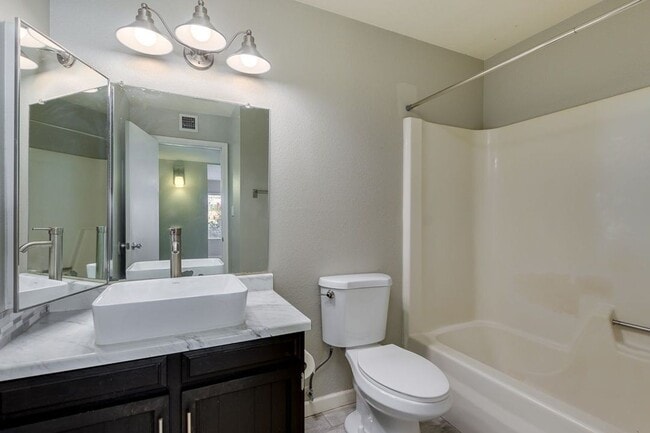 Building Photo - Modern 3 BD 2 BA Home on Mesa/Chandler/Tempe Border!