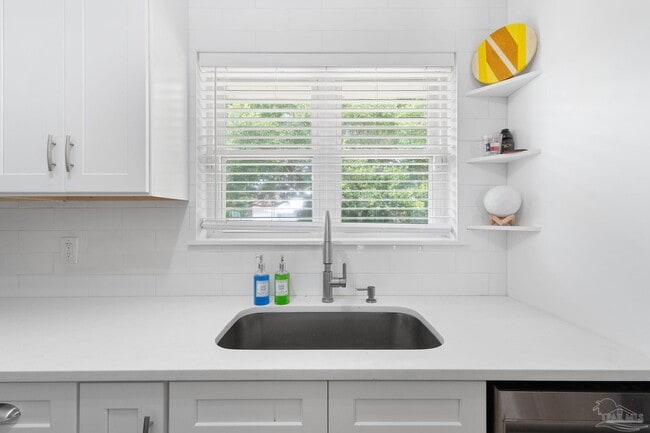 Building Photo - 8 Goodman Ln