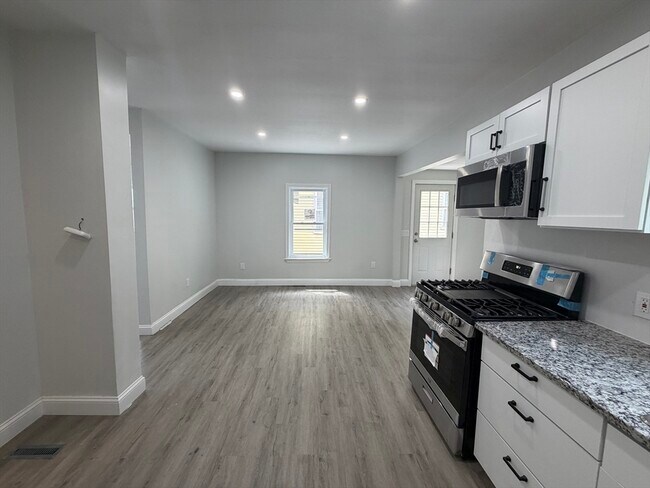 Building Photo - 75 Draper Ave