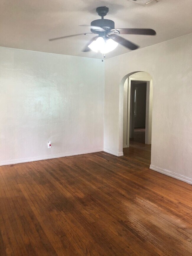 Building Photo - 2 Bed 1 Bath - Refrigerator Included - Urb...
