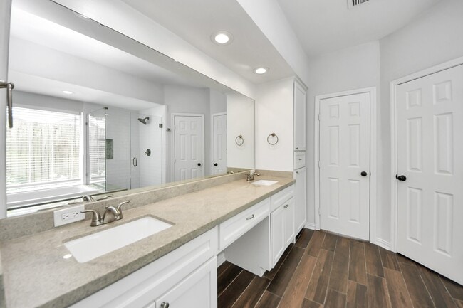 Building Photo - 5310 Oak Cove Dr