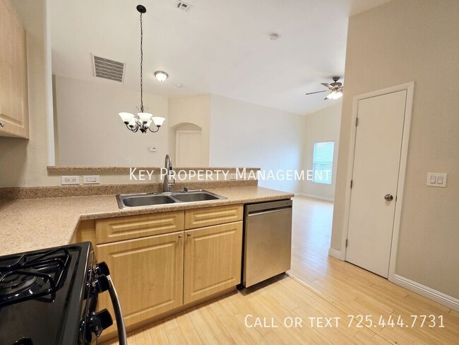 Building Photo - 2 BEDROOM 2 BATH TOWNHOME IN GATED COMMUNI...