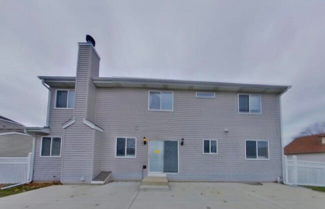 Building Photo - Available And Ready To Move In.