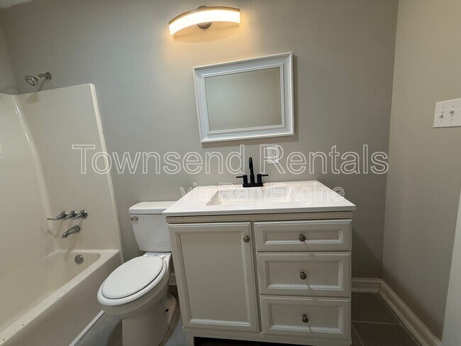 Building Photo - 807 Branson St