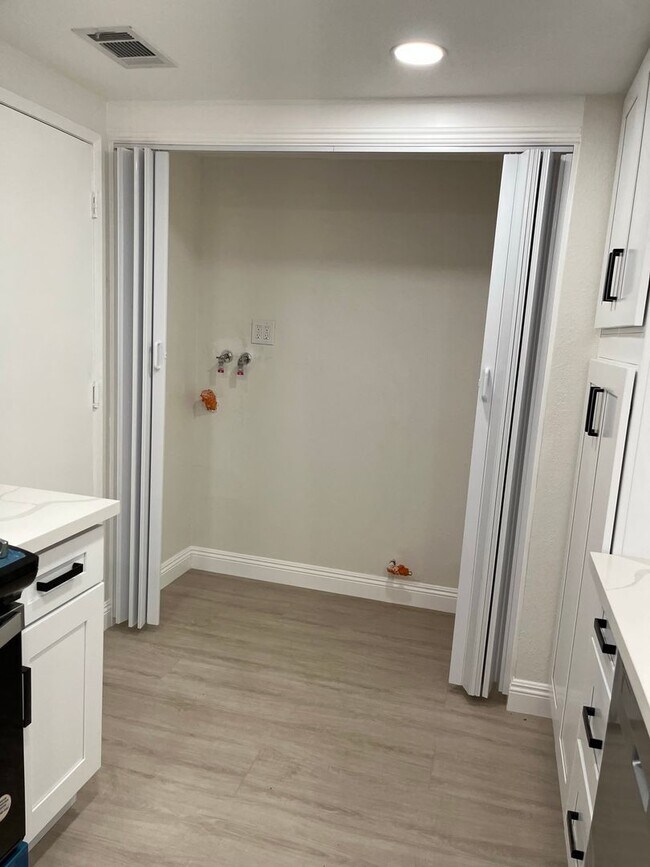 Building Photo - 784