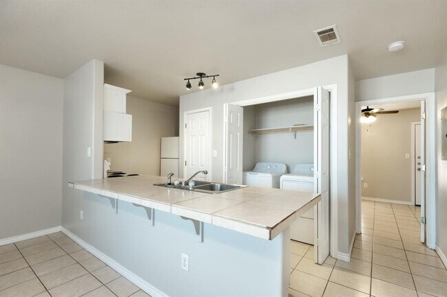 Building Photo - 107 Castleberry Ct
