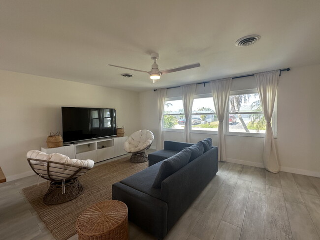 Building Photo - Beautiful 2-bedroom, 2-bathroom in Rotonda...