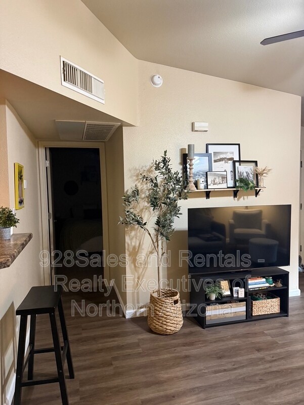 Building Photo - 1385 W University Ave