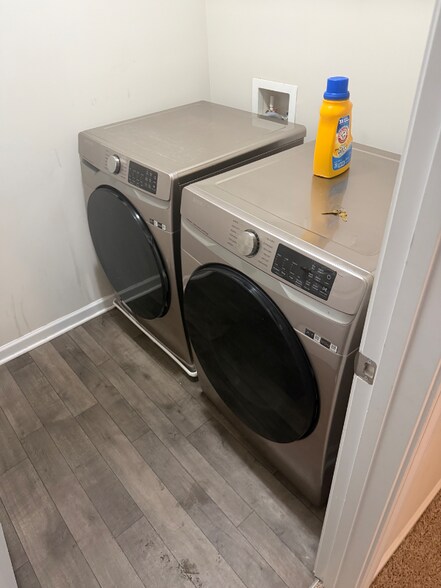 Building Photo - 1115 Burgundy Dr