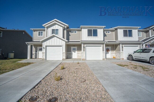 Building Photo - 440 1625 N
