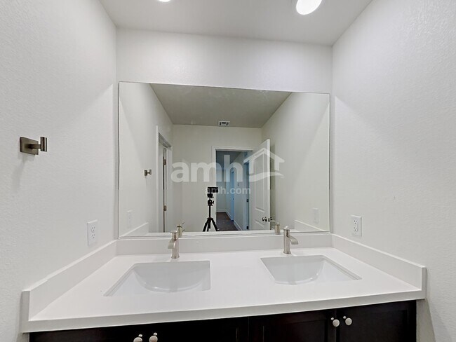 Building Photo - 6034 Schmidt St
