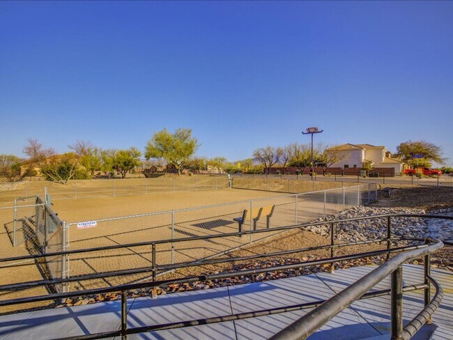 Building Photo - ** WOW $500.00 OFF FIRST FULL MONTHS RENT ...