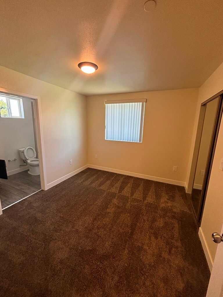 Building Photo - 407 E 70th St